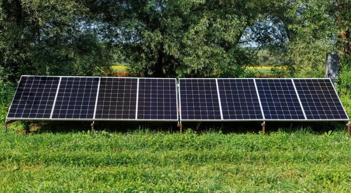 Sistema de paneles solares en piso instalado por Energías Colmex