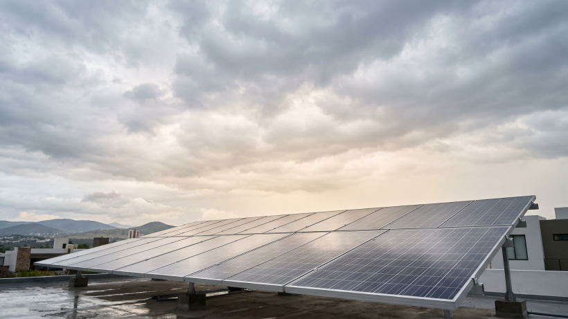 paneles solares en días nublados